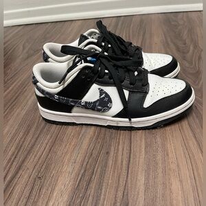 Nike  Paisley Women's Black and White Sneakers